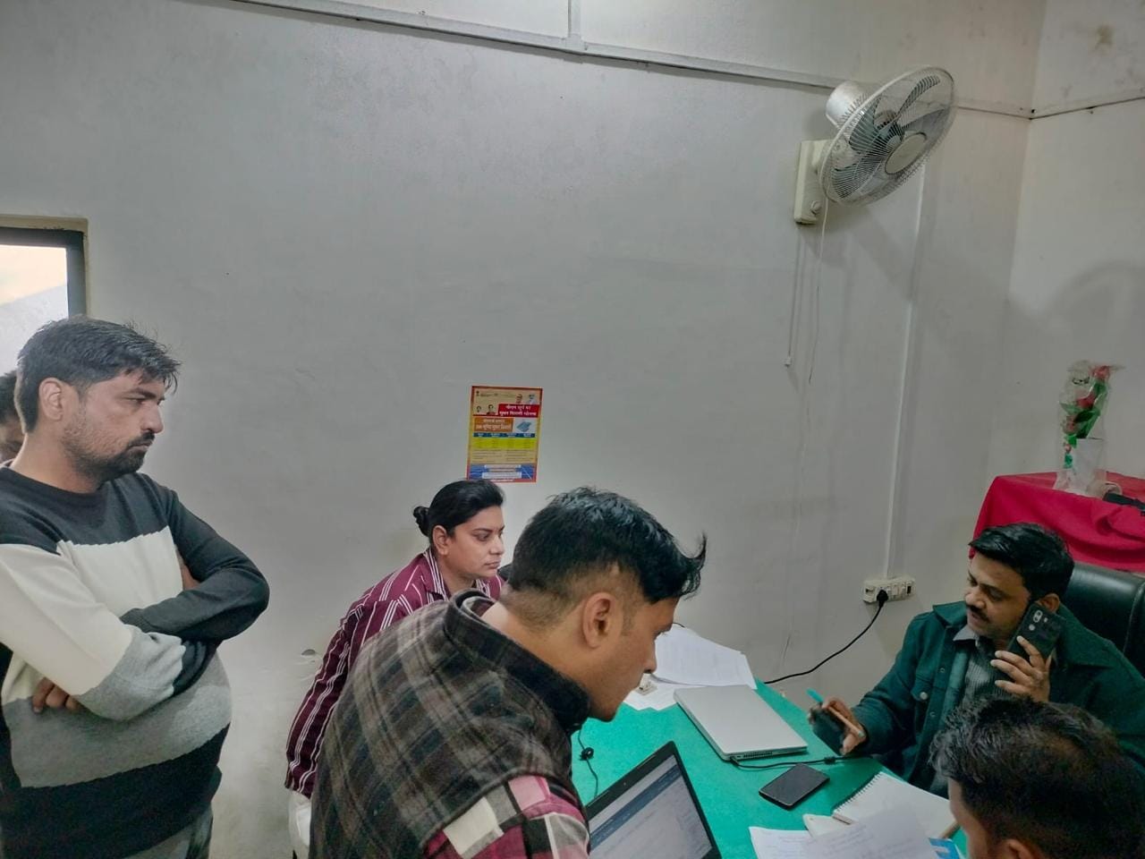 बिजली उपकेंद्र पर बिल जमा करने को जुटे उपभोक्ता। संवाद