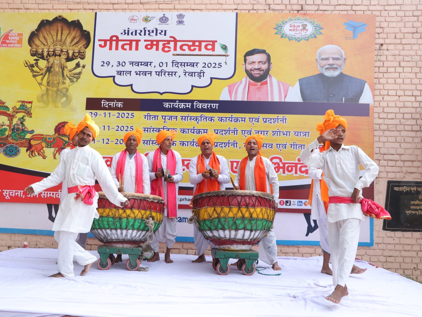 बाल भवन में आयोजित गीता महोत्सव में जल रहे दीप। संवाद बाल भवन में आयोजित गीता महोत्सव में जल रहे दीप। संवाद
