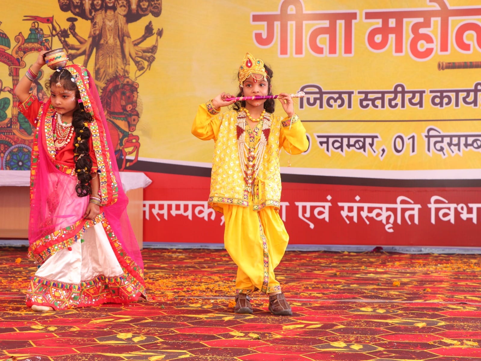 बाल भवन में आयोजित गीता महोत्सव में जल रहे दीप। संवाद बाल भवन में आयोजित गीता महोत्सव में जल रहे दीप। संवाद