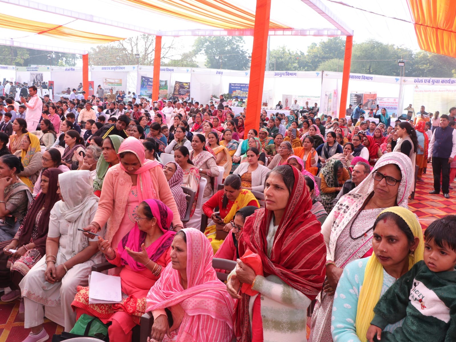 बाल भवन में आयोजित गीता महोत्सव में जल रहे दीप। संवाद बाल भवन में आयोजित गीता महोत्सव में जल रहे दीप। संवाद