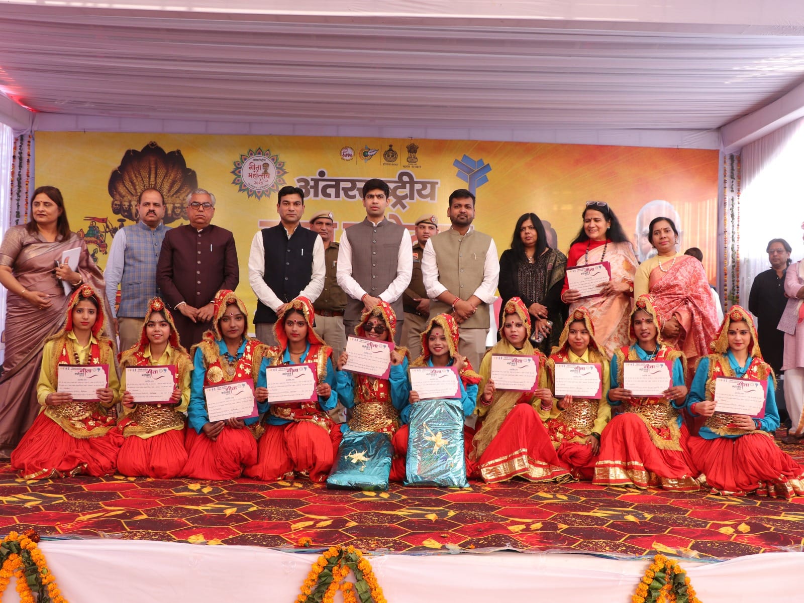 बाल भवन में आयोजित गीता महोत्सव में जल रहे दीप। संवाद बाल भवन में आयोजित गीता महोत्सव में जल रहे दीप। संवाद
