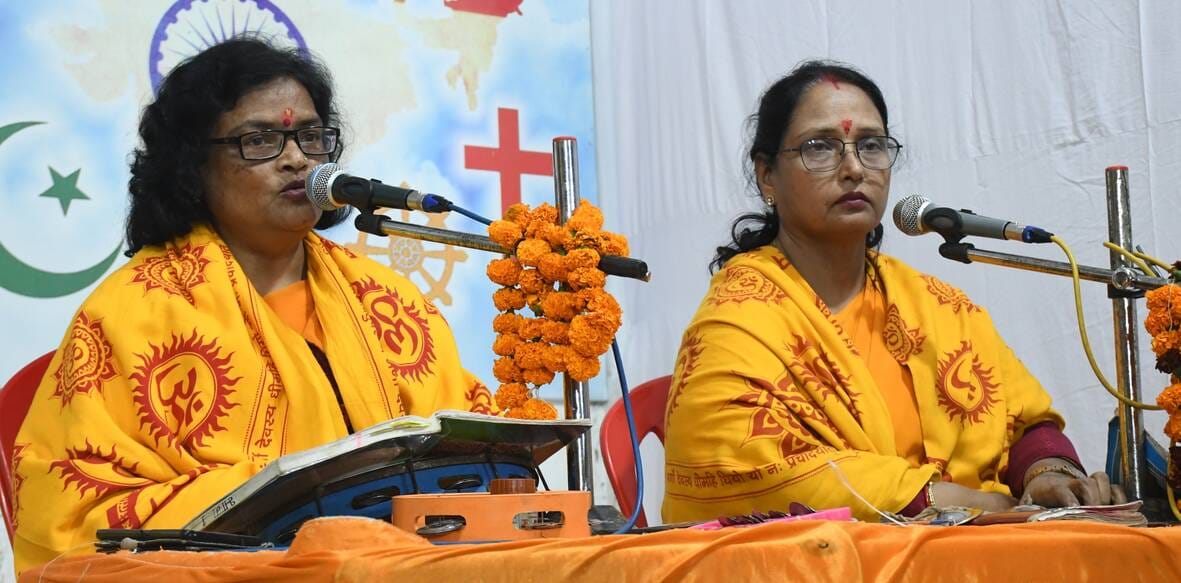 बालागंज के सिटी कॉन्वेंट इंटर कॉलेज में सोमवार को गायत्री यज्ञ और भजन संध्या का आयोजन किया गया।