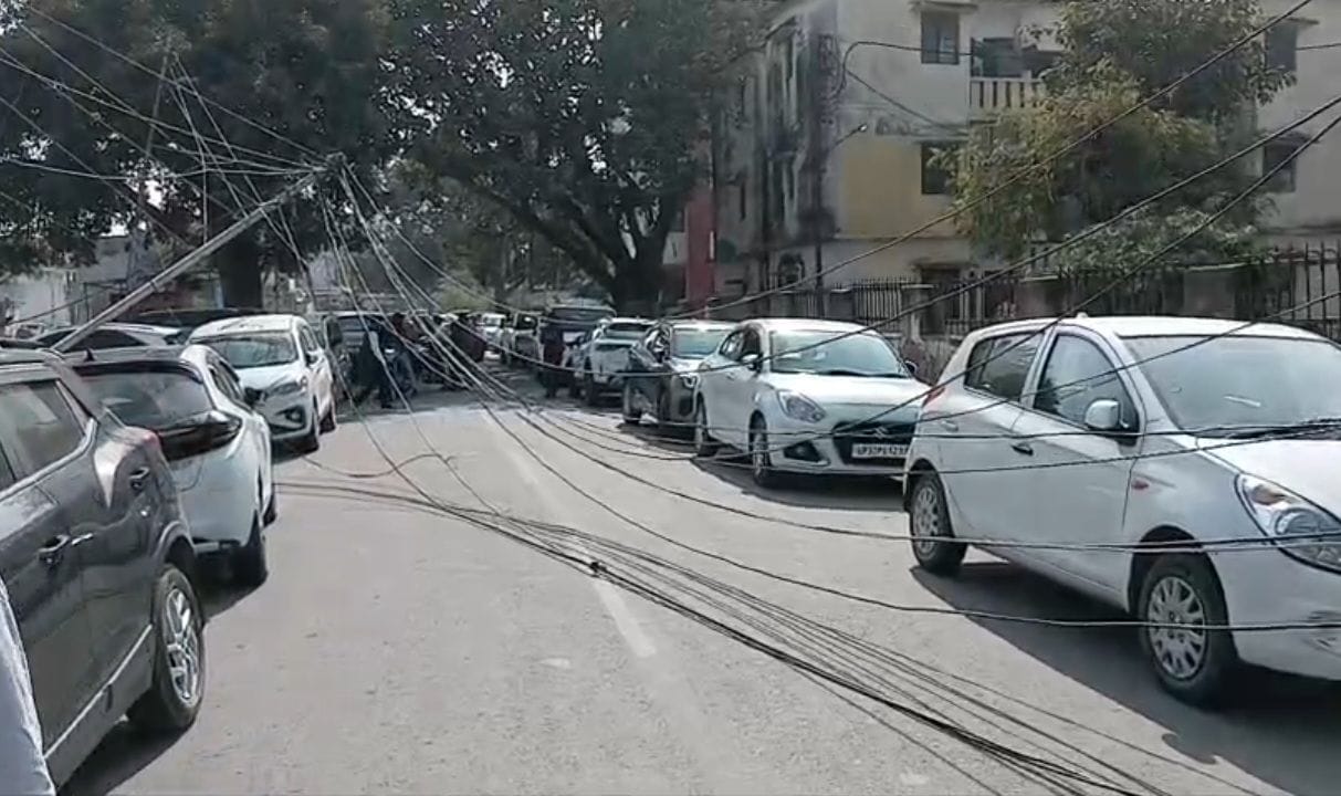 बोलेरो की टक्कर से कारों पर टूटकर गिरा बिजली का खंभा व तार। बोलेरो की टक्कर से कारों पर टूटकर गिरा बिजली का खंभा व तार।