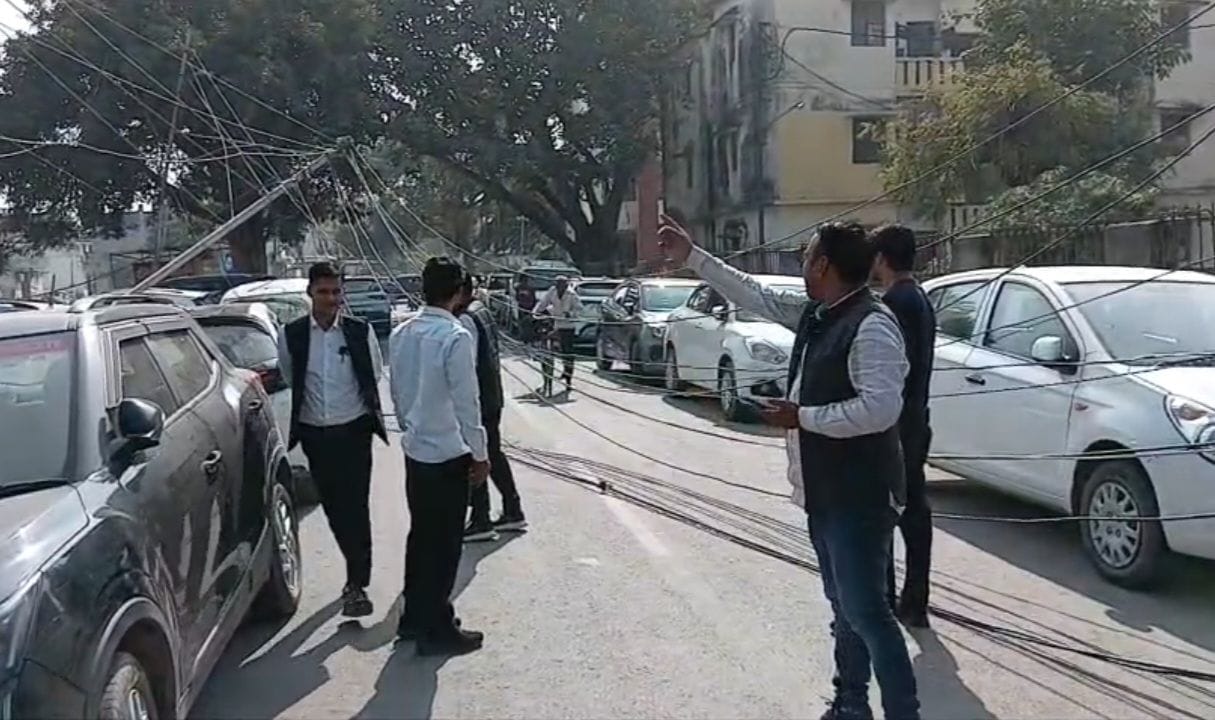 बोलेरो की टक्कर से कारों पर टूटकर गिरा बिजली का खंभा व तार। बोलेरो की टक्कर से कारों पर टूटकर गिरा बिजली का खंभा व तार।