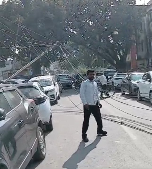 बोलेरो की टक्कर से कारों पर टूटकर गिरा बिजली का खंभा व तार। बोलेरो की टक्कर से कारों पर टूटकर गिरा बिजली का खंभा व तार।