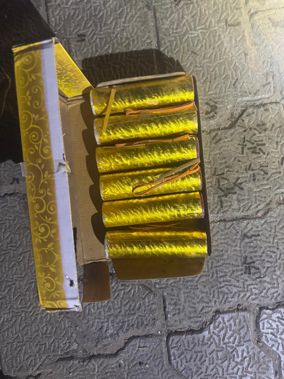 बस में मिले कट्टे को जाँच करने के बाद ले जाते पुलिसकर्मी. अमर उजाला बस में मिले कट्टे को जाँच करने के बाद ले जाते पुलिसकर्मी. अमर उजाला