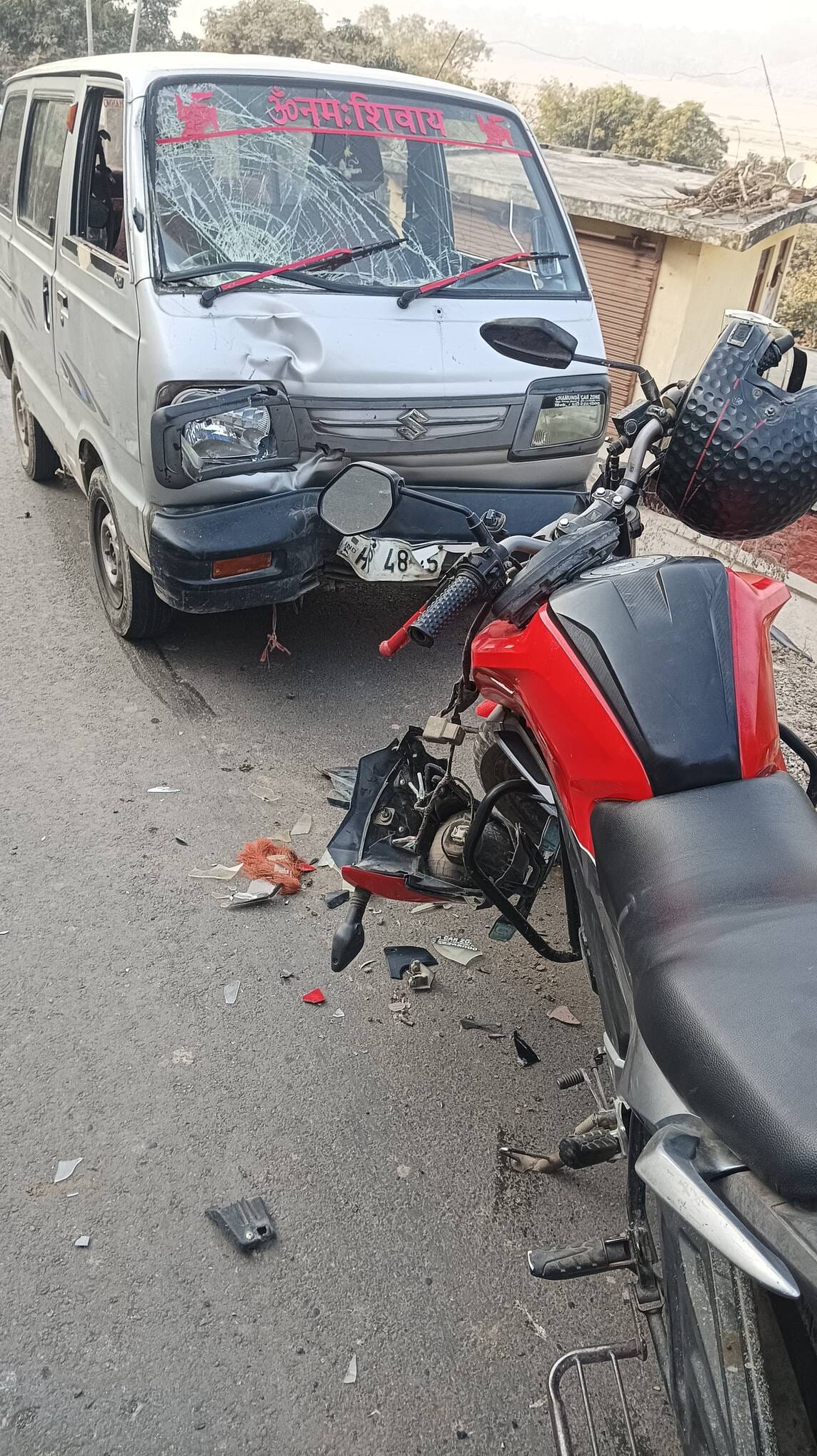 बीड़-बिलिंग टेक ऑफ पॉइंट से गिरकर क्षतिग्रस्त हुई कार। -स्रोत: जागरूक पाठक