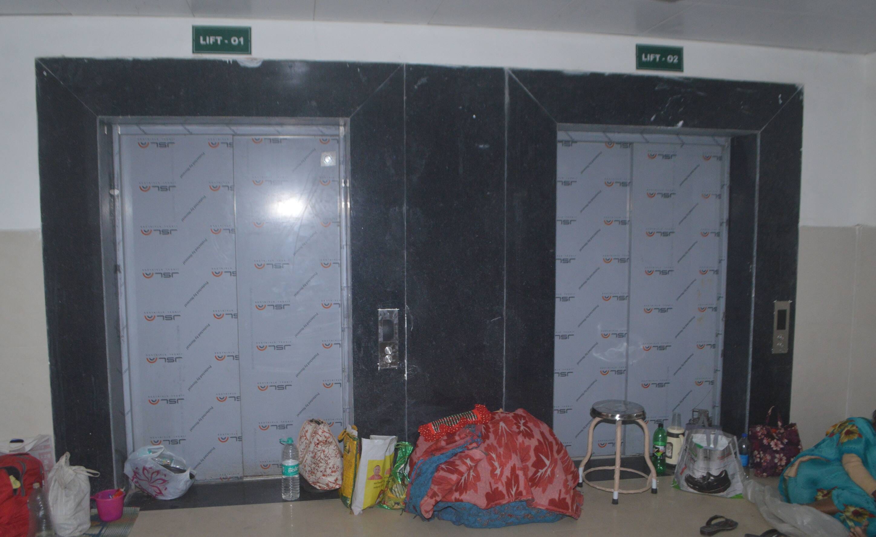 फोटो-01- मेडिकल कॉलेज के आईपीडी भवन में संचालित हुआ हड्डी रोग विभाग वार्ड में भर्ती मरीज। संवाद