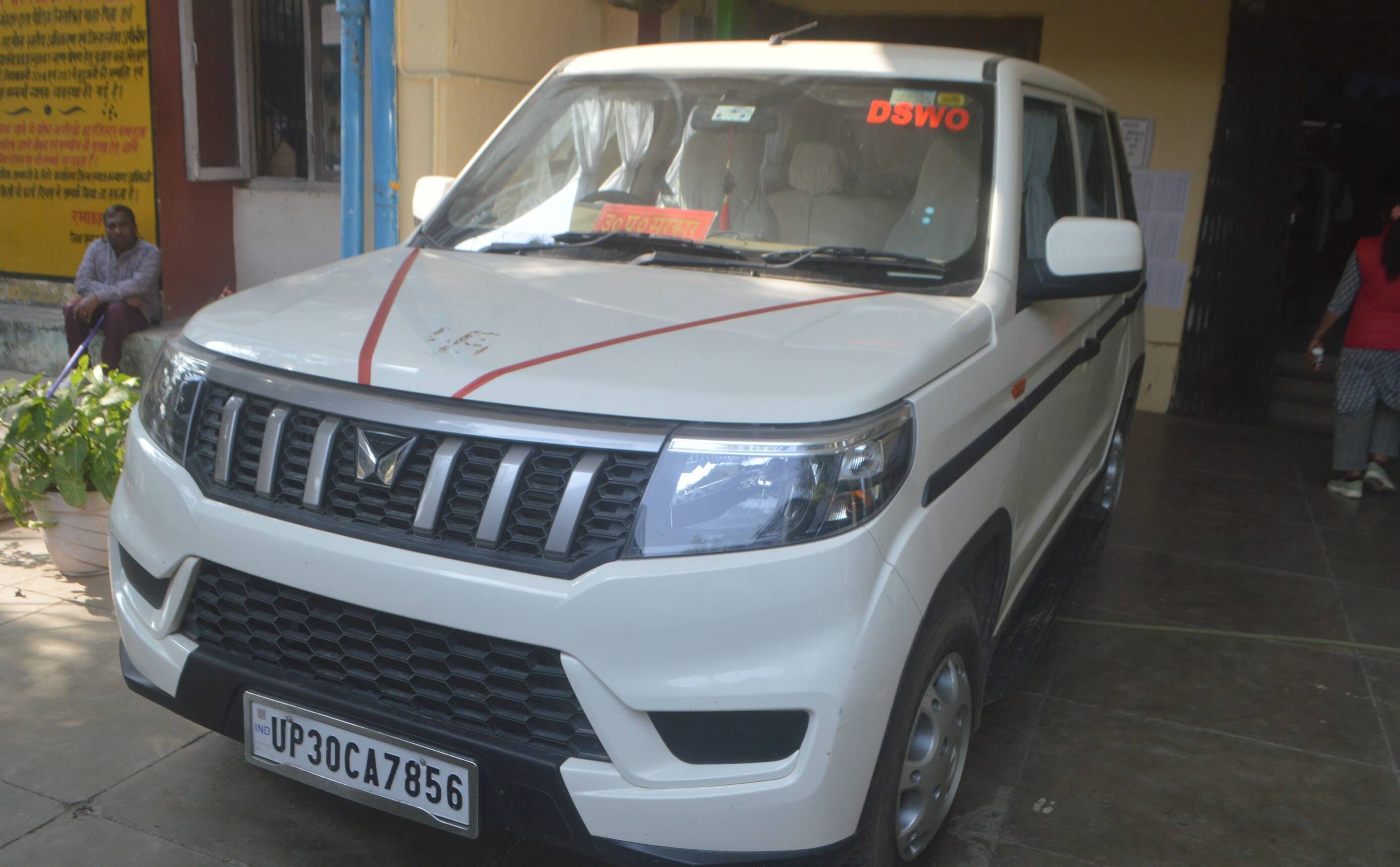 फोटो-05- जिला आबकारी अधिकारी की गाड़ी। संवाद