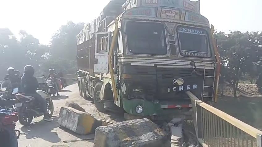 फोटो- 18 रामगंगा पुल पर गड्ढा होने से बीच में रखे पत्थर के डिवाइडर(बोल्डर)। संवाद