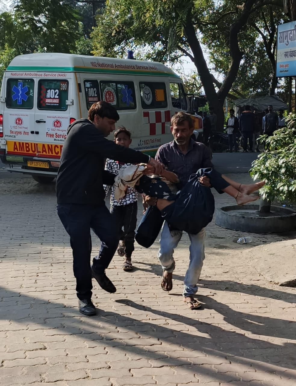 फोटो- 22 कमालगंज में घटनास्थल पर खड़ी ट्रेन व मौजूद यात्री।स्रोत:जागरूक पाठक