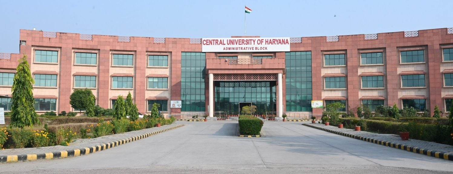 फोटो संख्या:-73 हकेंवि में बने खेल परिसर में प्रतियोगिता को लेकर चल रही तैयारी---संवाद
