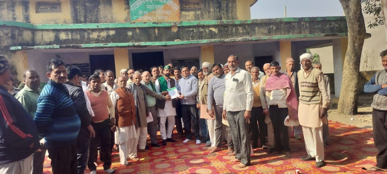 गणेशपुर में बीज क्रयकेंद्र पर धरना देते किसान स्रोत संवाद