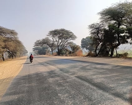 गांव अटेला के समीप गायब सफेद पट्टी। संवाद गांव अटेला के समीप गायब सफेद पट्टी। संवाद