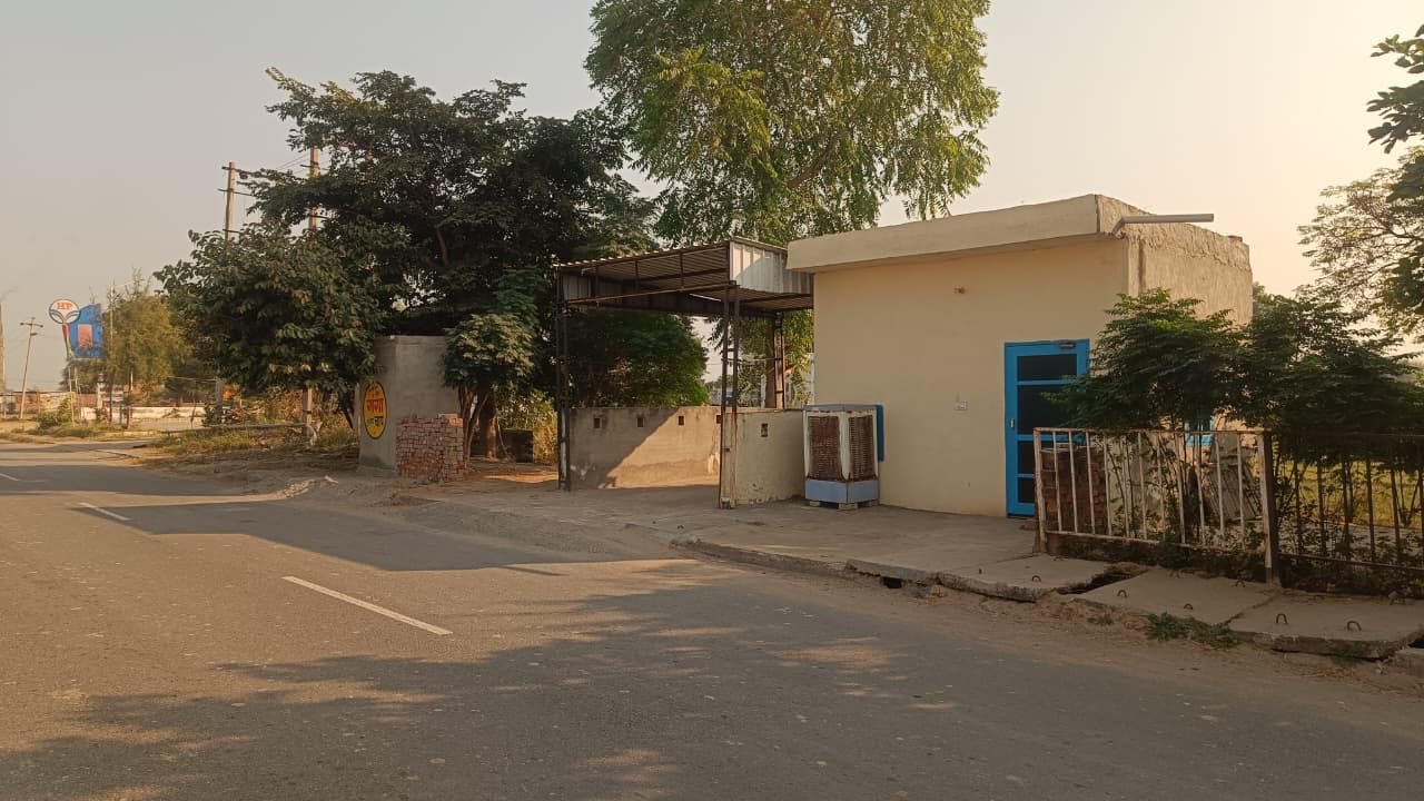 गांव बड़ोपल व खाराखेड़ी के बीच बना पुलिस प्वाइंट जहां पर पुलिस की तैनाती नहीं है। संवाद गांव बड़ोपल व खाराखेड़ी के बीच बना पुलिस प्वाइंट जहां पर पुलिस की तैनाती नहीं है। संवाद