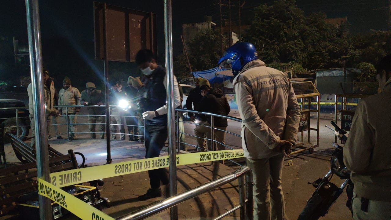 घटना के बाद मौके पर जमा लोग । संवाद