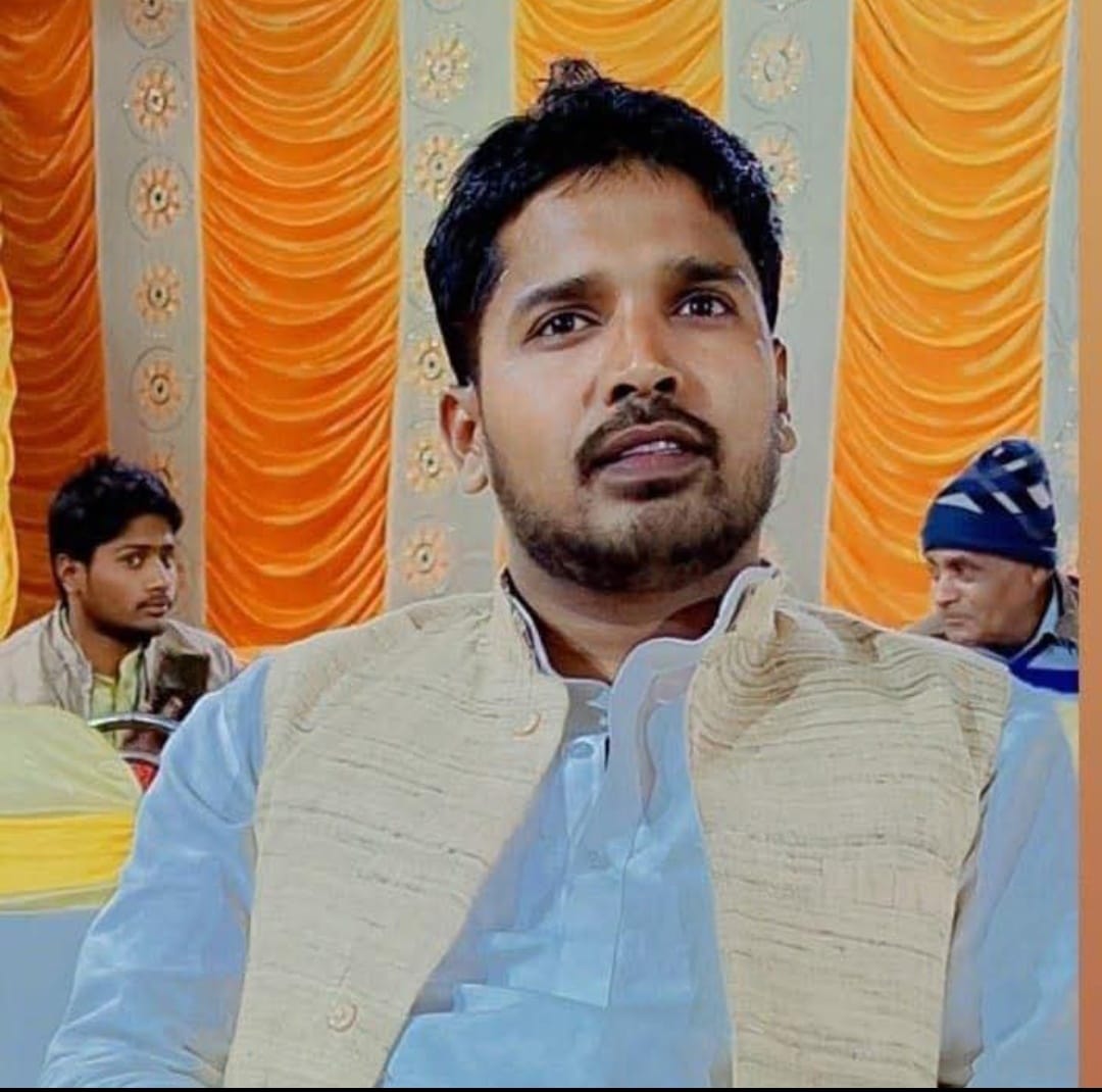 घटना के बाद मौके पर जमा लोग । संवाद