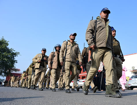 हल्द्वानी लाइन नंबर 17 में फ्लैगमार्च के दौरान ड्राेन कैमरे से इलाके की स्थिति देखते एसपी सि हल्द्वानी लाइन नंबर 17 में फ्लैगमार्च के दौरान ड्राेन कैमरे से इलाके की स्थिति देखते एसपी सि
