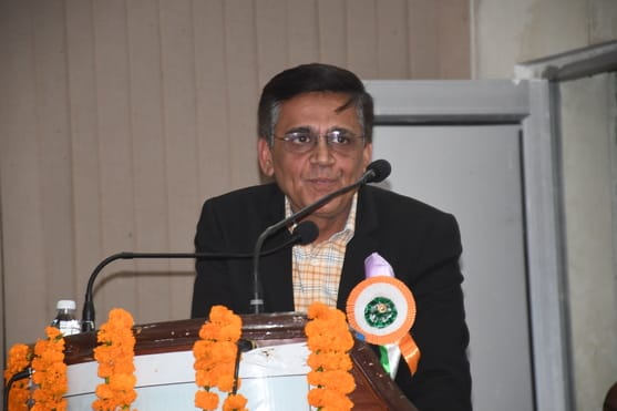 हिंदी संस्थान के निराला सभागार में कवि राजेश अरोरा शलभ की कृतियों गीता-काव्यामृत (भाग-दो व तीन) हिंदी संस्थान के निराला सभागार में कवि राजेश अरोरा शलभ की कृतियों गीता-काव्यामृत (भाग-दो व तीन)