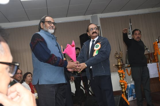 हिंदी संस्थान के निराला सभागार में कवि राजेश अरोरा शलभ की कृतियों गीता-काव्यामृत (भाग-दो व तीन) हिंदी संस्थान के निराला सभागार में कवि राजेश अरोरा शलभ की कृतियों गीता-काव्यामृत (भाग-दो व तीन)