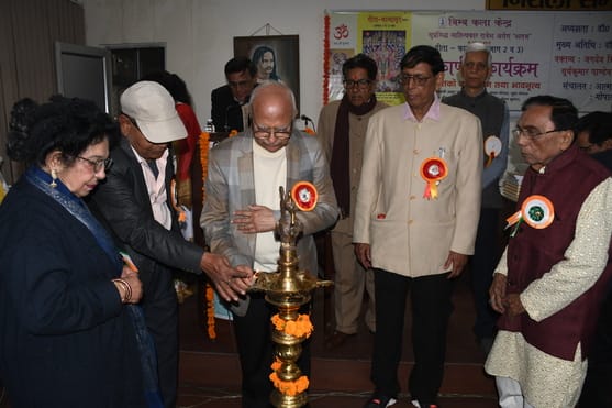 हिंदी संस्थान के निराला सभागार में कवि राजेश अरोरा शलभ की कृतियों गीता-काव्यामृत (भाग-दो व तीन) हिंदी संस्थान के निराला सभागार में कवि राजेश अरोरा शलभ की कृतियों गीता-काव्यामृत (भाग-दो व तीन)