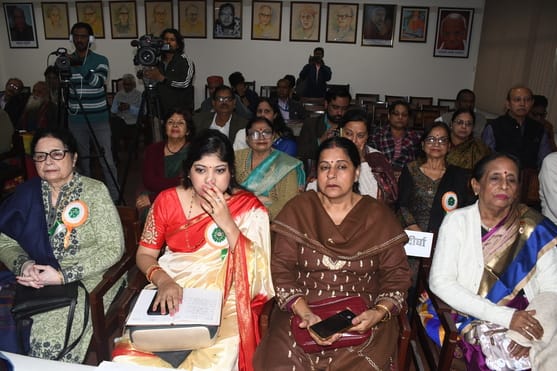 हिंदी संस्थान के निराला सभागार में कवि राजेश अरोरा शलभ की कृतियों गीता-काव्यामृत (भाग-दो व तीन) हिंदी संस्थान के निराला सभागार में कवि राजेश अरोरा शलभ की कृतियों गीता-काव्यामृत (भाग-दो व तीन)