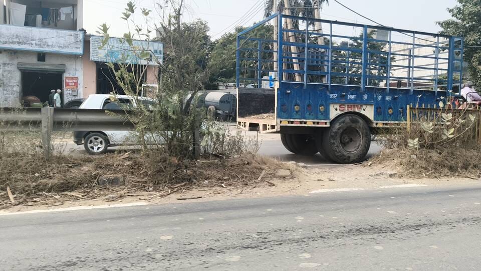 जगाधरी-व्यासपुर राज्य राजमार्ग से गायब सफेद पट्टी। संवाद