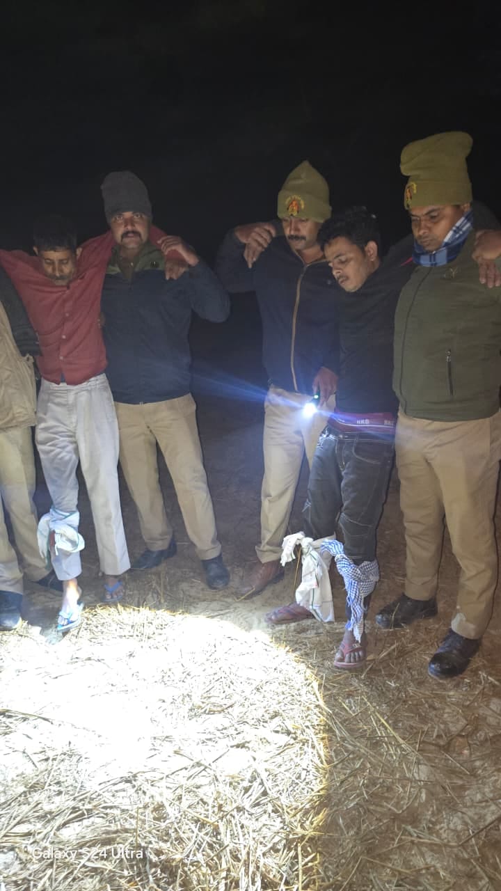 जिला अस्पताल में भर्ती दोनों बदमाश व घायल सिपाही व मौके पर पहुंचे सीओ सहसवान अशोक कुमार सिंह। स जिला अस्पताल में भर्ती दोनों बदमाश व घायल सिपाही व मौके पर पहुंचे सीओ सहसवान अशोक कुमार सिंह। स