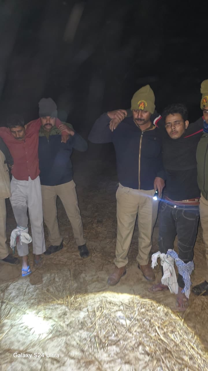जिला अस्पताल में भर्ती दोनों बदमाश व घायल सिपाही व मौके पर पहुंचे सीओ सहसवान अशोक कुमार सिंह। स जिला अस्पताल में भर्ती दोनों बदमाश व घायल सिपाही व मौके पर पहुंचे सीओ सहसवान अशोक कुमार सिंह। स