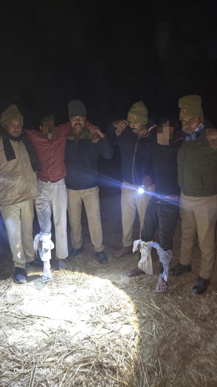 जिला अस्पताल में भर्ती दोनों बदमाश व घायल सिपाही व मौके पर पहुंचे सीओ सहसवान अशोक कुमार सिंह। स जिला अस्पताल में भर्ती दोनों बदमाश व घायल सिपाही व मौके पर पहुंचे सीओ सहसवान अशोक कुमार सिंह। स