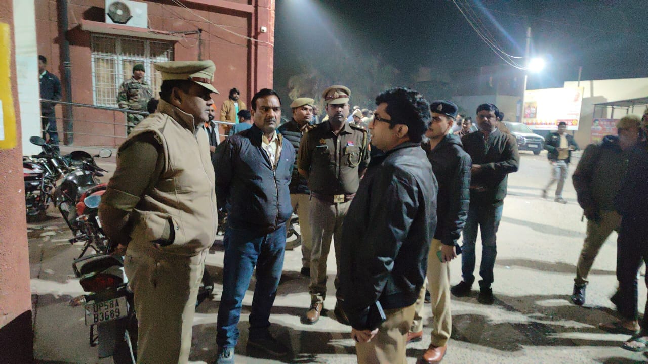 जिला अस्पताल में प्राथमिक उपचार देते हुए चिकित्सक व स्वास्थ्य कर्मी । संवाद जिला अस्पताल में प्राथमिक उपचार देते हुए चिकित्सक व स्वास्थ्य कर्मी । संवाद