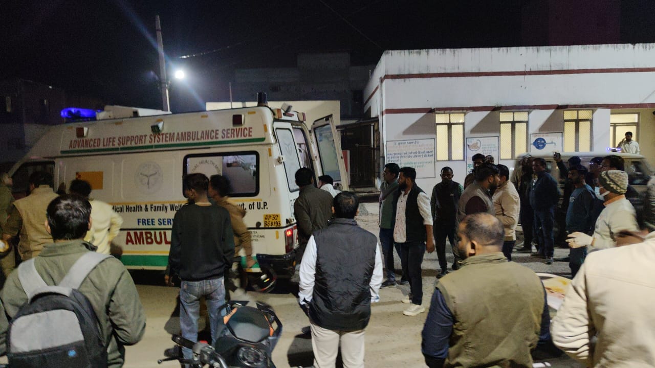 जिला अस्पताल में प्राथमिक उपचार देते हुए चिकित्सक व स्वास्थ्य कर्मी । संवाद जिला अस्पताल में प्राथमिक उपचार देते हुए चिकित्सक व स्वास्थ्य कर्मी । संवाद