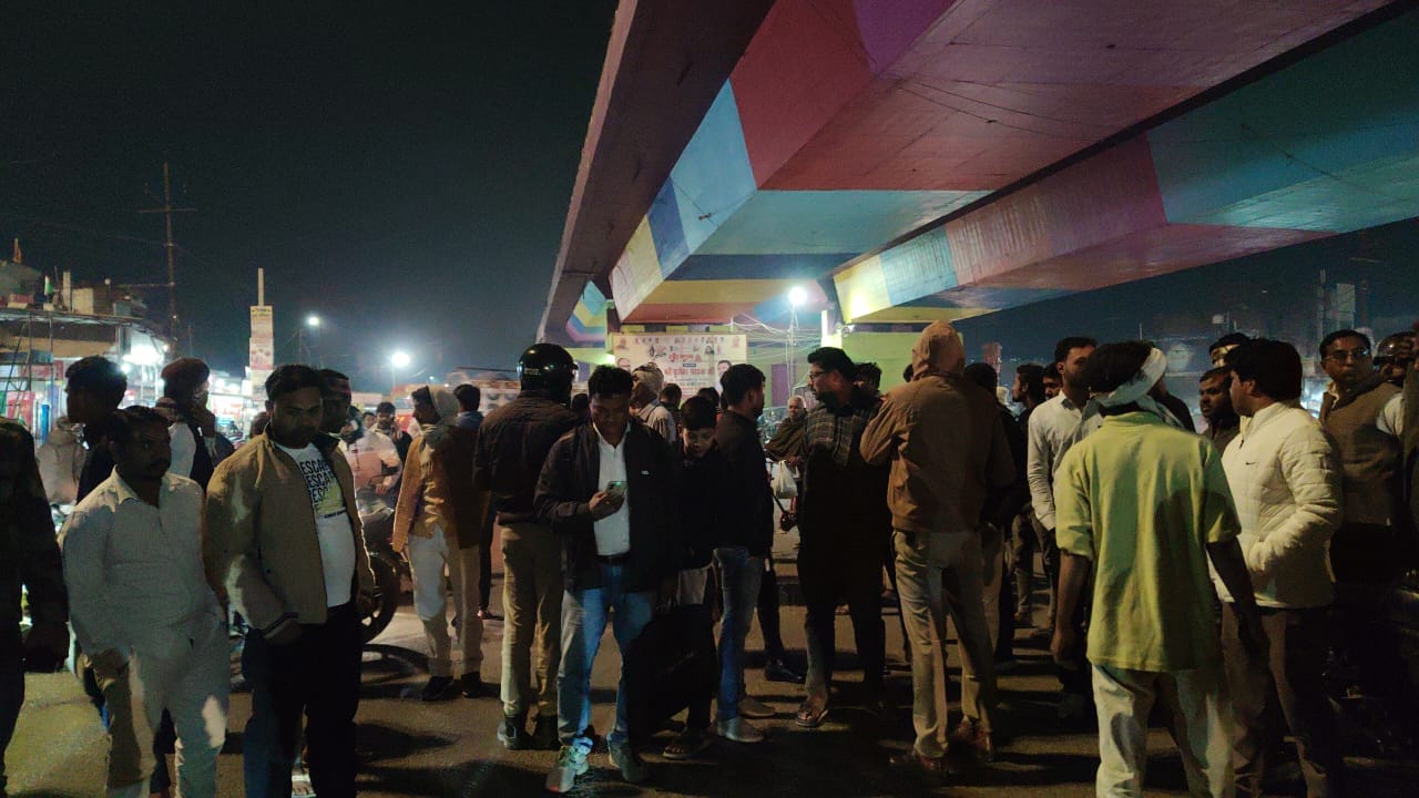 जिला अस्पताल में प्राथमिक उपचार देते हुए चिकित्सक व स्वास्थ्य कर्मी । संवाद जिला अस्पताल में प्राथमिक उपचार देते हुए चिकित्सक व स्वास्थ्य कर्मी । संवाद