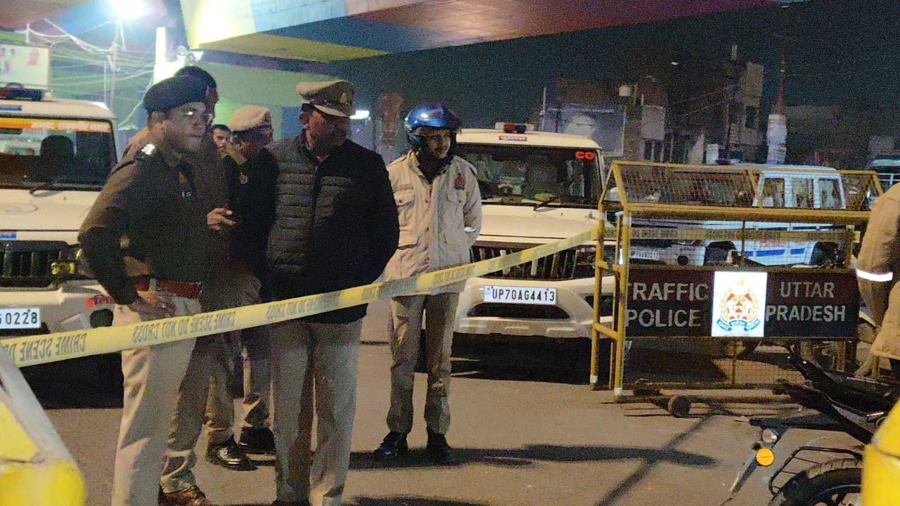 जिला अस्पताल में प्राथमिक उपचार देते हुए चिकित्सक व स्वास्थ्य कर्मी । संवाद जिला अस्पताल में प्राथमिक उपचार देते हुए चिकित्सक व स्वास्थ्य कर्मी । संवाद