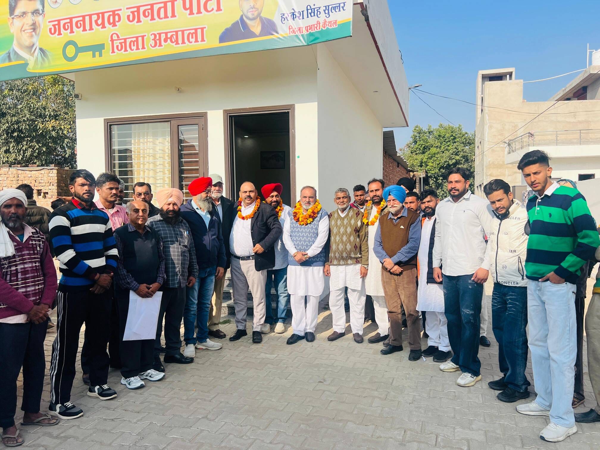 जननायक जनता पार्टी के अंबाला प्रभारी प्रोफेसर रणधीर सिंह गांवों का दौरा करते हुए। प्रवक्ता जननायक जनता पार्टी के अंबाला प्रभारी प्रोफेसर रणधीर सिंह गांवों का दौरा करते हुए। प्रवक्ता