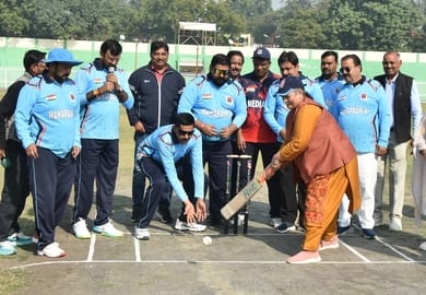 केडी सिंह बाबू स्टेडियम में बल्लेबाजी करतीं महापाैर सुषमा खर्कवाल व मुकाबले के दौरान खेलते खि