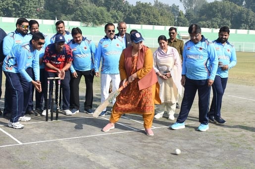 केडी सिंह बाबू स्टेडियम में बल्लेबाजी करतीं महापाैर सुषमा खर्कवाल व मुकाबले के दौरान खेलते खि