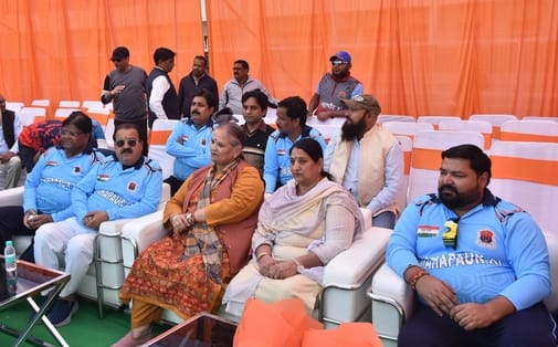 केडी सिंह बाबू स्टेडियम में बल्लेबाजी करतीं महापाैर सुषमा खर्कवाल व मुकाबले के दौरान खेलते खि