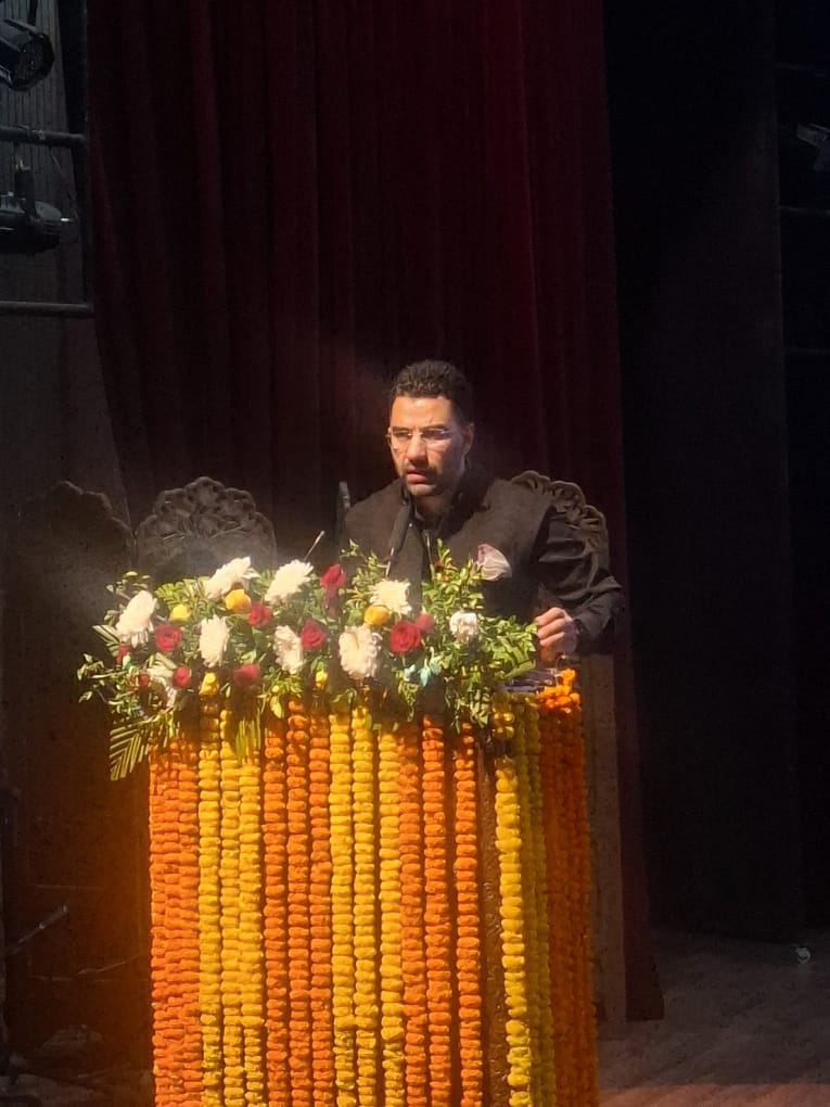 कन्वेंशन सेंटर सभागार में विश्व एड्स दिवस पर मनमोहक नृत्य प्रस्तुत करतीं छात्राएं। अमर उजाला 