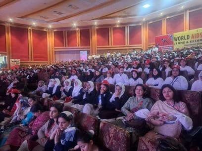 कन्वेंशन सेंटर सभागार में विश्व एड्स दिवस पर मनमोहक नृत्य प्रस्तुत करतीं छात्राएं। अमर उजाला 