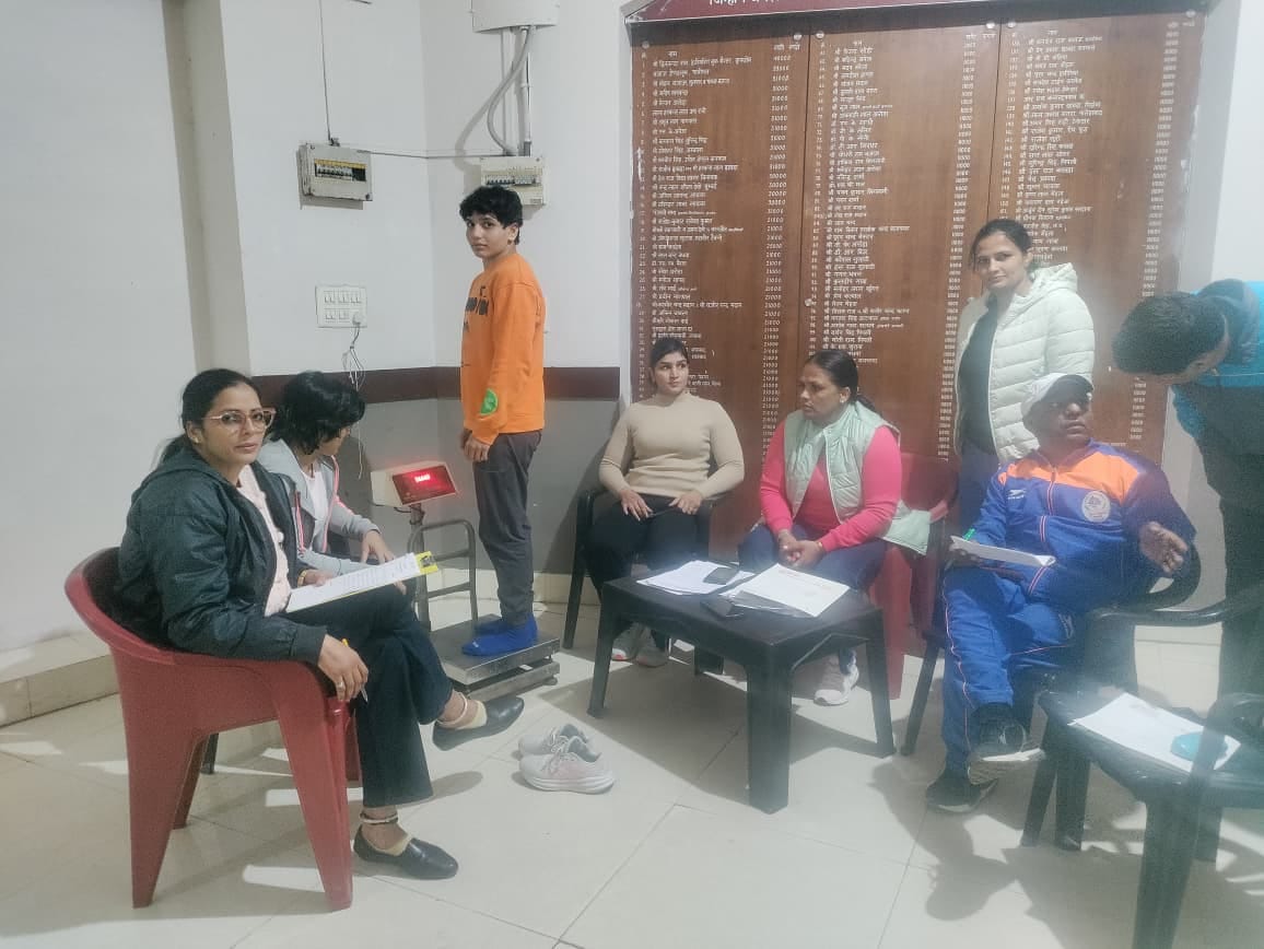 कुरुक्षेत्र। केशव पार्क में बलराम कुश्ती दंगल के लिए कोच के निर्देशन में मैट बिछाते श्रमिक। सं कुरुक्षेत्र। केशव पार्क में बलराम कुश्ती दंगल के लिए कोच के निर्देशन में मैट बिछाते श्रमिक। सं