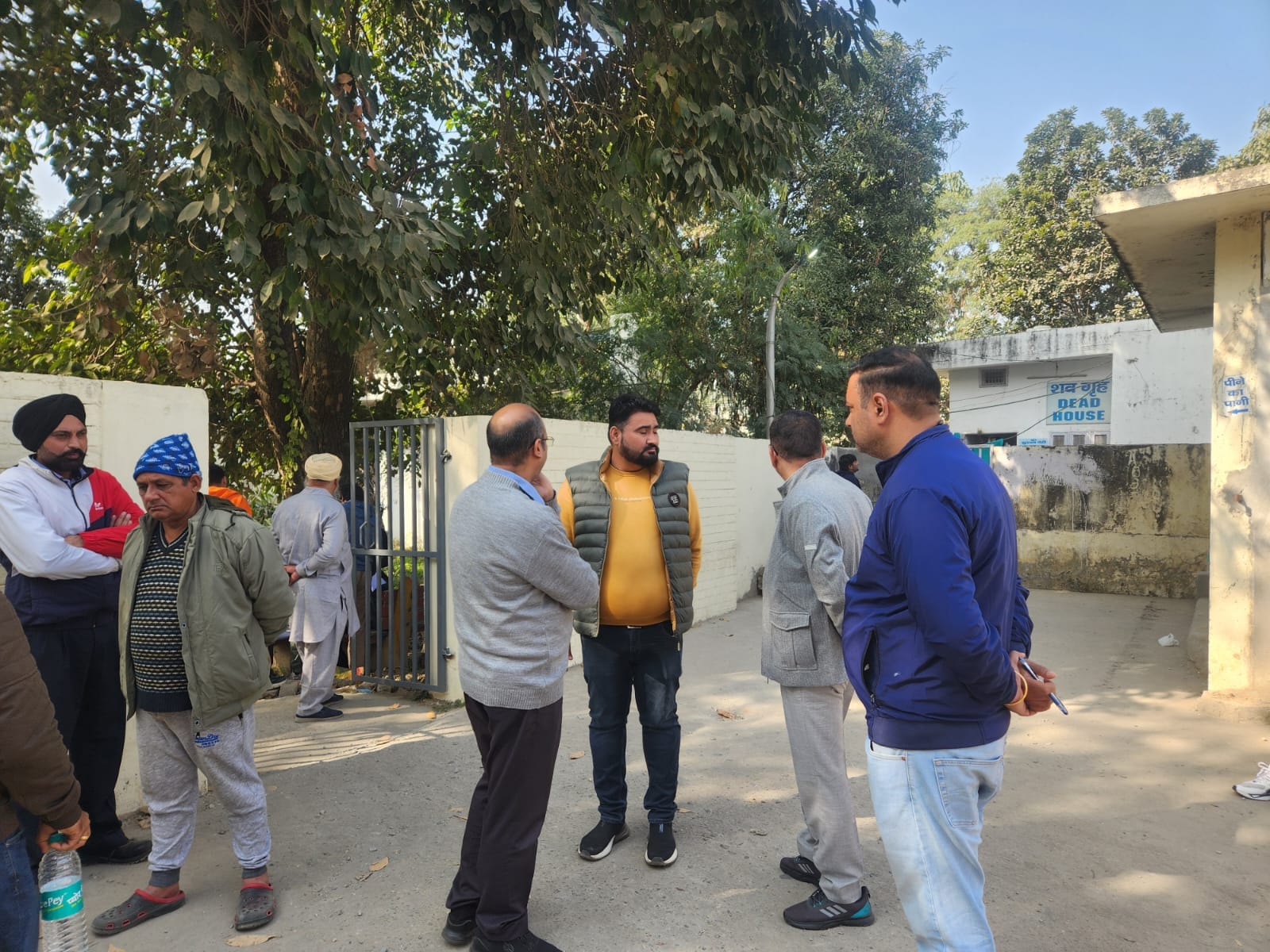कुरुक्षेत्र। मोर्चरी के बाहर कुंदन के बिलखते पिता को सहारा देते दोस्त। संवाद