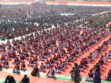 कुरुक्षेत्र। वैश्विक गीता पाठ के दौरान योग गुरु स्वामी रामदेव को गीता की प्रति भेंट करते गीता म कुरुक्षेत्र। वैश्विक गीता पाठ के दौरान योग गुरु स्वामी रामदेव को गीता की प्रति भेंट करते गीता म