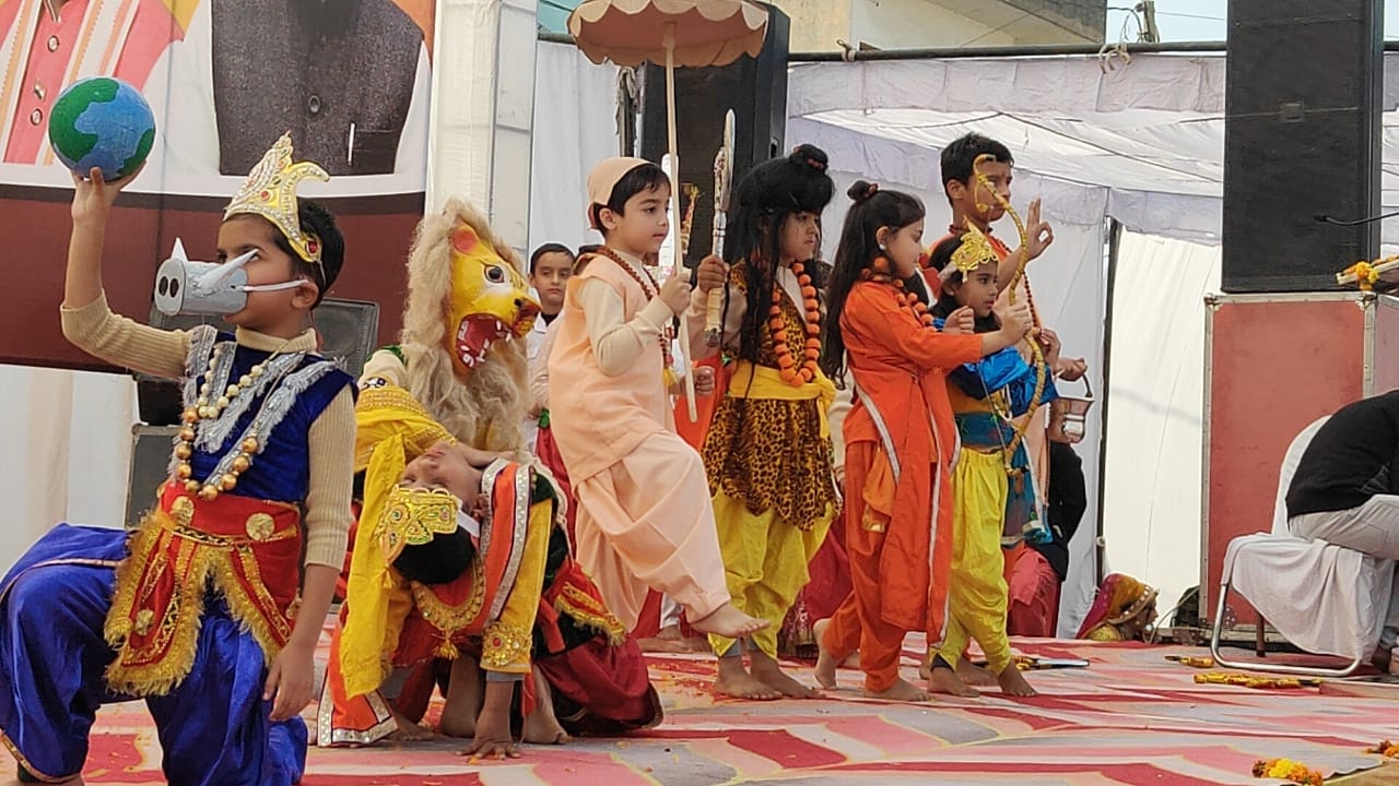 महोत्सव में प्रस्तुति देते कलाकार। संवाद महोत्सव में प्रस्तुति देते कलाकार। संवाद