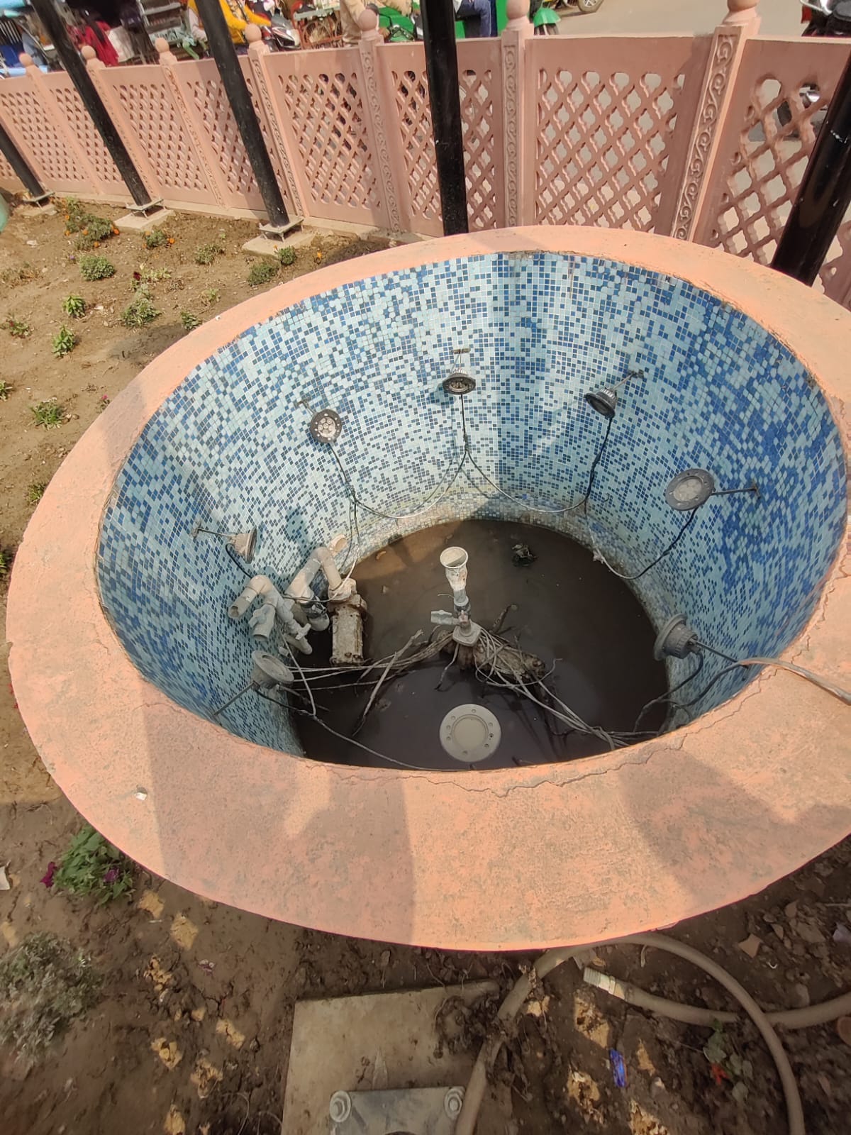 मंझनपुर चौराहे पर बंद पड़ा फव्वारा। संवाद मंझनपुर चौराहे पर बंद पड़ा फव्वारा। संवाद