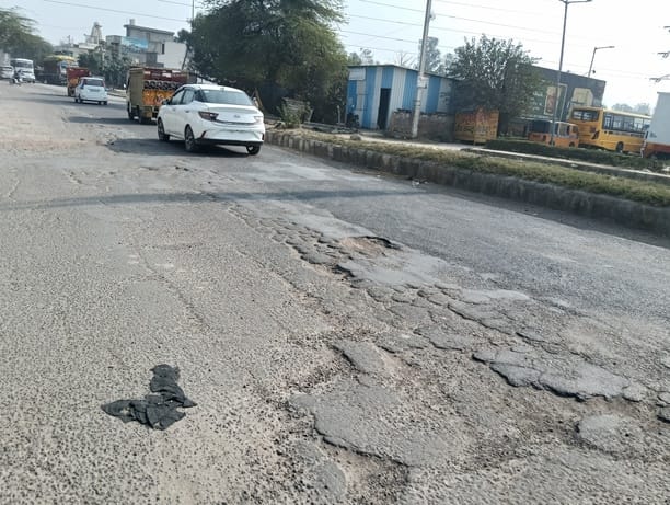 नेशनल हाईवे-44 पर बाबरपुर टोल प्लाजा के पास उल्टी दिशा में दौड़ते वाहन। संवाद नेशनल हाईवे-44 पर बाबरपुर टोल प्लाजा के पास उल्टी दिशा में दौड़ते वाहन। संवाद