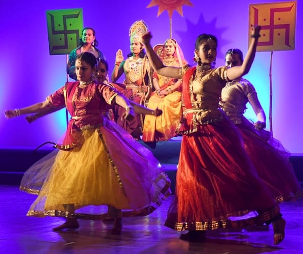 नाटक ‘उर्मिला’ का मंचन सोमवार को राय उमानाथ बली प्रेक्षागृह में किया गया। नाटक ‘उर्मिला’ का मंचन सोमवार को राय उमानाथ बली प्रेक्षागृह में किया गया।