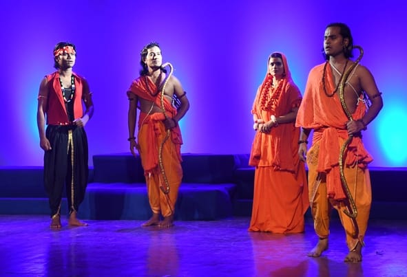 नाटक ‘उर्मिला’ का मंचन सोमवार को राय उमानाथ बली प्रेक्षागृह में किया गया। नाटक ‘उर्मिला’ का मंचन सोमवार को राय उमानाथ बली प्रेक्षागृह में किया गया।