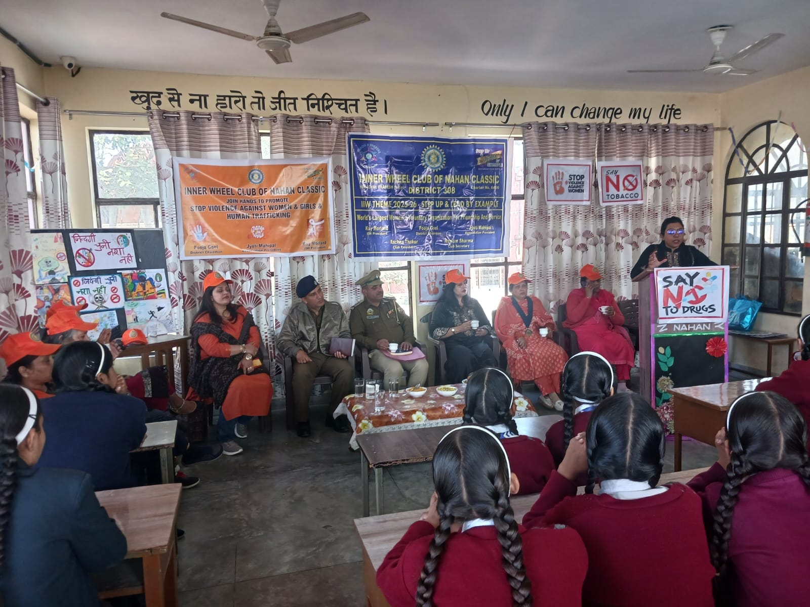 न्यू एरा अकादमी हाई स्कूल नाहन में बच्चों को नशे पर जागरूकत करते एसएचओ जीत सिंह शर्मा। संवाद न्यू एरा अकादमी हाई स्कूल नाहन में बच्चों को नशे पर जागरूकत करते एसएचओ जीत सिंह शर्मा। संवाद