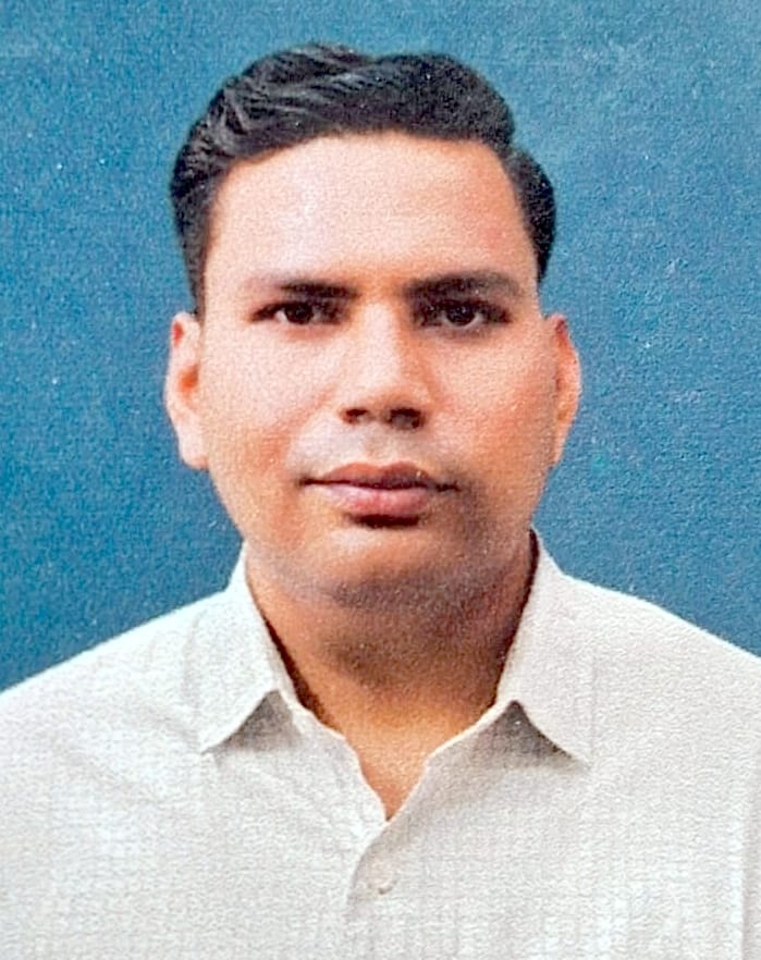 संभल के चौकुनी में शिक्षक की मौत के बाद रोते परिजन। संवाद